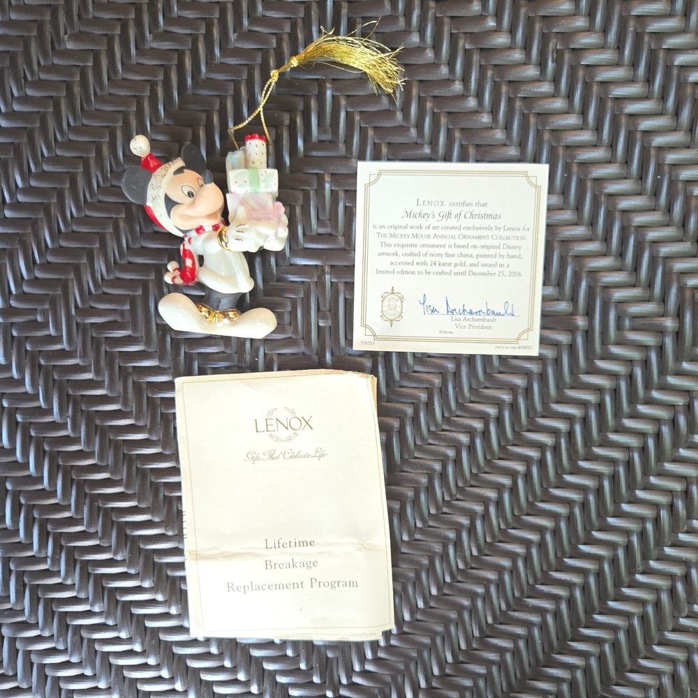 Lenox 2006 Disney Mickey's Gift of Christmas Annual Porcelain Ornament Box
